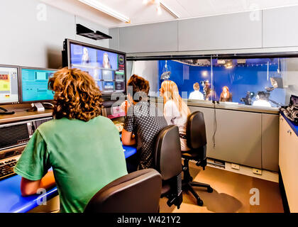 Menschen arbeiten in einem Hörfunkstudio mit Monitoren und Mischer, Kameras und Programme zu führen Stockfoto