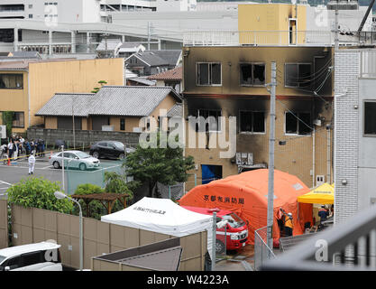 Kyoto. 19 Juli, 2019. Foto am 19. Juli 2019 zeigt eine Kyoto Animation Studio Gebäude nach einem Brandanschlag in Kyoto, Japan. Das Motiv hinter einer angeblichen Brandanschlag auf ein Studio von Kyoto Animation Co. in Western Japan, das 33 Menschen einen Tag zuvor getötet, möglicherweise den Diebstahl von Ideen, Quellen, sagte Freitag. Lokale Medien zitieren investigativen Quellen, sagte, einen 41 Jahre alten Mann festgenommen über den angeblichen Brandanschlag Polizei erklärte er das Feuer in dem dreistöckigen Studio gestartet, da der Firma tole einen Roman." Credit: Du Xiaoyi/Xinhua/Alamy leben Nachrichten Stockfoto