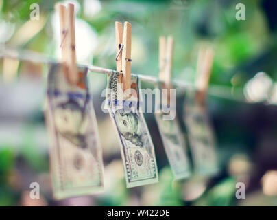 US Dollar Banknoten hängen am Seil für Geldwäsche conept Stockfoto