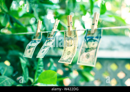 US Dollar Banknoten hängen am Seil für Geldwäsche conept Stockfoto