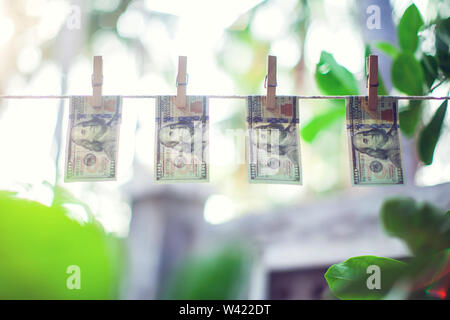 US Dollar Banknoten hängen am Seil für Geldwäsche conept Stockfoto