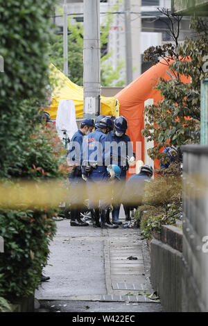 Kyoto, Japan. 19 Juli, 2019. Polizisten bei der Arbeit an Kyoto Animation Studio Gebäude nach einem Brandanschlag in Kyoto, Japan, 19. Juli 2019. Das Motiv hinter einer angeblichen Brandanschlag auf ein Studio von Kyoto Animation Co. in Western Japan, das 33 Menschen einen Tag zuvor getötet, möglicherweise den Diebstahl von Ideen, Quellen, sagte Freitag. Lokale Medien zitieren investigativen Quellen, sagte, einen 41 Jahre alten Mann festgenommen über den angeblichen Brandanschlag Polizei erklärte er das Feuer in dem dreistöckigen Studio gestartet, da der Firma tole einen Roman." Credit: Du Xiaoyi/Xinhua/Alamy leben Nachrichten Stockfoto