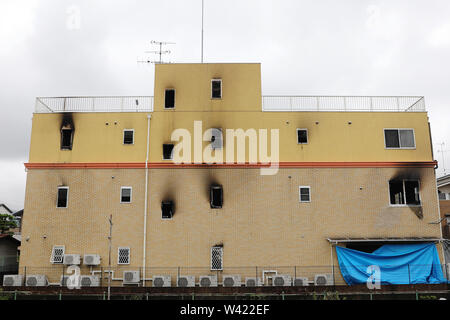 Kyoto. 19 Juli, 2019. Foto am 19. Juli 2019 zeigt eine Kyoto Animation Studio Gebäude nach einem Brandanschlag in Kyoto, Japan. Das Motiv hinter einer angeblichen Brandanschlag auf ein Studio von Kyoto Animation Co. in Western Japan, das 33 Menschen einen Tag zuvor getötet, möglicherweise den Diebstahl von Ideen, Quellen, sagte Freitag. Lokale Medien zitieren investigativen Quellen, sagte, einen 41 Jahre alten Mann festgenommen über den angeblichen Brandanschlag Polizei erklärte er das Feuer in dem dreistöckigen Studio gestartet, da der Firma tole einen Roman." Credit: Du Xiaoyi/Xinhua/Alamy leben Nachrichten Stockfoto