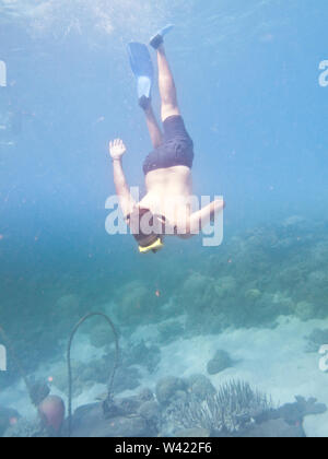 Ein Mann Schwimmen unter Wasser mit Taucherbrille und Flossen Stockfoto