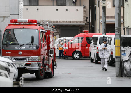 Kyoto, Japan. 19 Juli, 2019. Feuerwehrleute und Polizisten bei der Arbeit an Kyoto Animation Studio Gebäude nach einem Brandanschlag in Kyoto, Japan, 19. Juli 2019. Das Motiv hinter einer angeblichen Brandanschlag auf ein Studio von Kyoto Animation Co. in Western Japan, das 33 Menschen einen Tag zuvor getötet, möglicherweise den Diebstahl von Ideen, Quellen, sagte Freitag. Lokale Medien zitieren investigativen Quellen, sagte, einen 41 Jahre alten Mann festgenommen über den angeblichen Brandanschlag Polizei erklärte er das Feuer in dem dreistöckigen Studio gestartet, da der Firma tole einen Roman." Credit: Du Xiaoyi/Xinhua/Alamy leben Nachrichten Stockfoto