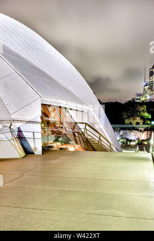 Sydney Opera House außerhalb Fußboden und weißen Dach aus einem Muster von Lampen neben dem Außerhalb tress und Gebäude Stockfoto