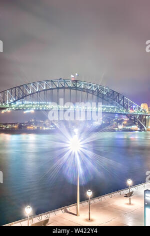 Sydney City Straße mit Straßenlaterne flares, in Nähe des Flusses und unter der Brücke beleuchtet Stockfoto