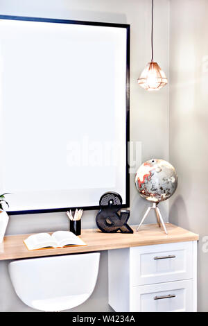Holz- Tabelle enthalten Schublade wie in einem Büro mit einem offenen Buch neben 3d Buchstaben neben einem Globus, der Stuhl in Form ist und weiß unter den hängenden Stockfoto