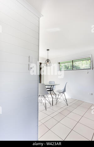 Geräumige Erweiterung der Wohnzimmer mit Tisch und Stühlen Stockfoto