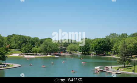 Ruhigen Park mit einem schönen blauen Himmel, in der Mitte der Stadt. Montreal, Kanada Stockfoto