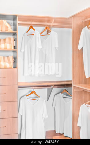 Weiße Hemden in der Wäscherei Schrank hängen unter Regale, die Regale aus Holz sind und es Schublade und Fehler, sehr sauber auch farbenfrohe p Stockfoto