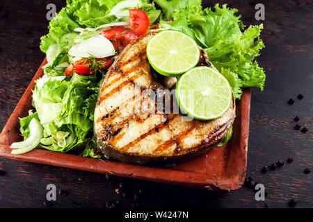 Gegrilltes Fischfilet mit Gemüse in der Platte Stockfoto