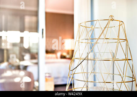 Moderne Kerze bh mit einem Kabel lampe Deckel schließen vor einer unscharfen Haus, das Licht Filter in metallischen Leitungen Stockfoto