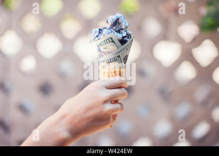 Monetäre Wafer. dollarscheine in Eis gerollt Stockfoto