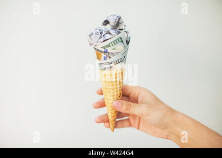 Monetäre Wafer. dollarscheine in Eis gerollt Stockfoto