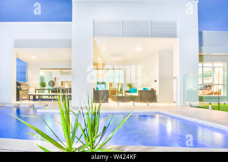 In der Nähe von Schwimmbad in der Nähe von Luxury Home, natürlichen Garten neben Wänden, klares Wasser mit blauer Farbe, perfekte Blitz, grünen Bäumen, auf dem Boden, moder Stockfoto