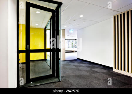 Moderne Büro oder Wohnung Fläche durch den Flur mit Glas Türen geöffnet und leuchten auf Stockfoto