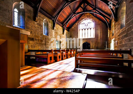 Im Inneren einer Kirche mit Holzbänken und Boden unter der alten auf der Suche Dach Stockfoto