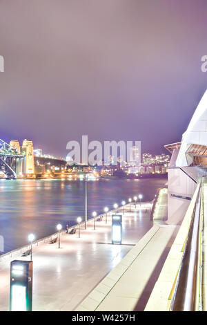 Sydney City Straße mit Straßenlaterne flares, in Nähe des Flusses und unter der Brücke von der Oper beleuchtet Stockfoto