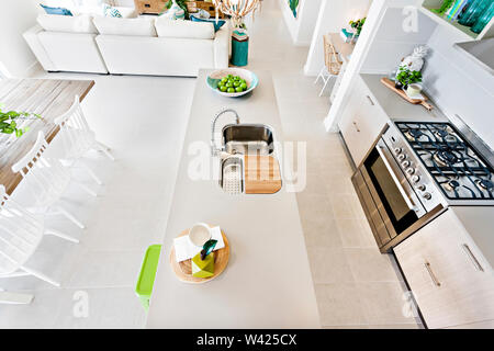 Metall Herd einschließlich Kräuter in der Küche, moderne Werkzeuge in der Nähe von Ofen, Spüle verbunden ist, Pantry, keramische Objekte auf dem Tisch. Stockfoto
