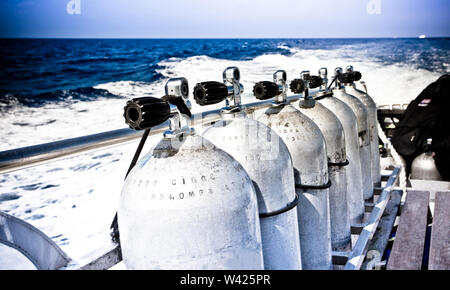 Mehrere Gasflaschen, liniert - bis auf die Yacht Stockfoto