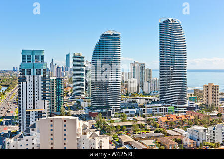 Luxuriöse Stadt mit Gebäuden in der Nähe von Meer, Bereich von Sun Shine attraktive Optik, Straßen mit Fahrzeugen ist glänzend, grün der Bäume in der Nähe von Stockfoto