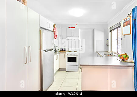 Luxus Küche Design inklusive Ausstattung, neuesten Tools in der Nähe von Ofen, Spüle verbunden ist, Pantry, keramische Objekte auf dem Tisch. Stockfoto