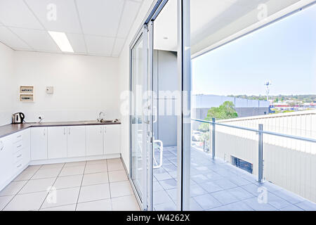 Firmenbüro Küche in der Nähe des Balkons. Stockfoto