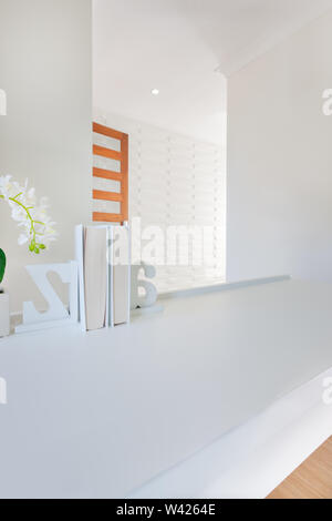 Wohnzimmer in einem hölzernen organischen Haus. Holzboden, Holzdecke