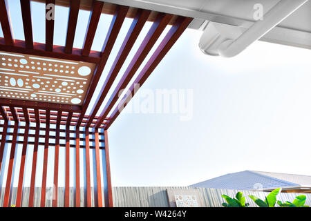 Diese Halle oder Terrasse hat der hölzernen Säulen eine Dekoration für die Wände und den schönen Himmel kann gesehen werden. Der Ort erstreckt sich mit Stockfoto