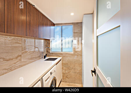 Eine Saubere Waschküche mit Schränke, Waschbecken, und einen Laden, Waschmaschine Stockfoto
