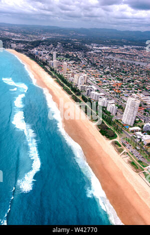 Long Beach Stretching vor einem riesigen, modernen Stadt, Surfers Paradise Stockfoto