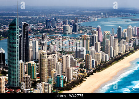 Große Stadt mit hohen skyscapers an der Küste in Queensland, Australien Stockfoto