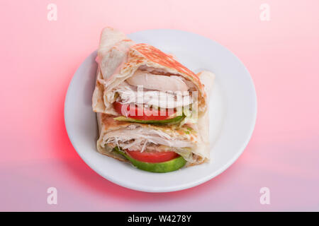 Teure Lebensmittel Platte im modernen Restaurant, einen Burger mit Fisch und Gemüse, sehr lecker aussehen, Hintergrund ist rosa Farbe, Esstisch eines Luxur Stockfoto