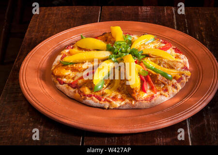 Ei Pizza mit Zwiebeln und Kartoffeln, Keramikplatte einschließlich Essen auf Holztisch, Luxus Hotel oder Haus im Zimmer, Lichter und Farben sind perfekt. Stockfoto