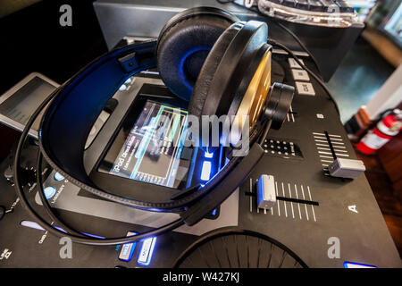 Head Set auf der Festplatte jocky Maschine mit Display, Musik Elemente im Club oder Hotelzimmer, hohe Qualität, teuer Aussehen Stockfoto