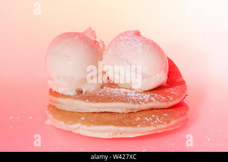 Eis gemischt Honig Brötchen im Restaurant, Burger, einschließlich Fleisch und Gemüse, sehr lecker aussehen, Hintergrund ist rosa Farbe, Esstisch eines luxuriösen Hot Stockfoto