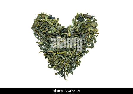 Huangshan Maofeng grüner Tee, heart-shaped, Nahaufnahme, isoliert. China Yellow Mountain berühmten grünen Tee mit einem leichten floralen Oberton. Tee verwendet für verlieren Stockfoto