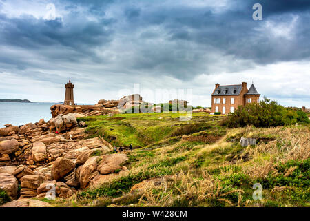 Ploumanach bedeuten Ruz Leuchtturm in rosa Granit Küste, Perros Guirec, Cotes d'Armor, Frankreich Stockfoto