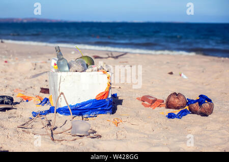 Verunreinigungen und Abfälle im Meer und auf den Strand Stockfoto
