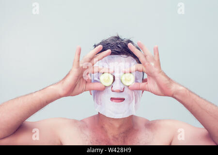 Ein Mann in einem kosmetischen Maske Skin Care Stockfoto