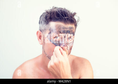 Ein stattlicher Mann mit schwarzer Maske auf dem Gesicht Stockfoto