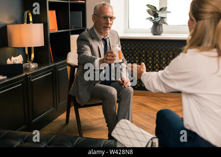 Psychotherapeut zurück geben Pillen zu seiner Patientin Stockfoto