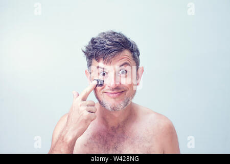 Ein stattlicher Mann mit schwarzer Maske auf dem Gesicht Stockfoto