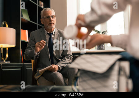 Psychologe aufmerksam seine weiblichen Patienten Antidepressiva nehmen Stockfoto