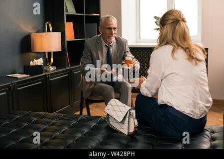 Freundlich Leitender Psychologe Holding eine Schachtel Pillen Stockfoto