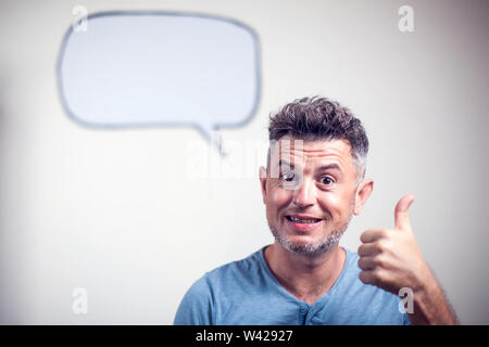 Porträt eines jungen Mannes mit einer leeren Sprechblase über seinem Kopf Stockfoto