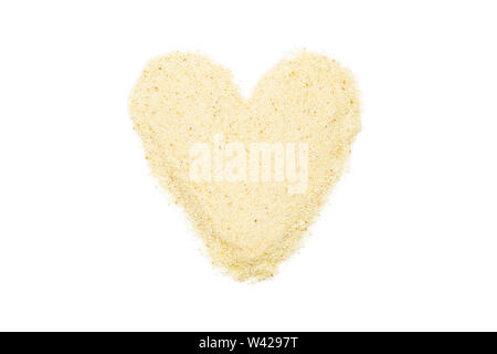 Grieß, heart-shaped, isoliert, Nahaufnahme, Makro, Ansicht von oben. Beliebte Mehl in der Küche. Für die Herstellung von Pasta oder Couscous oder als Babynahrung verwendet. Stockfoto