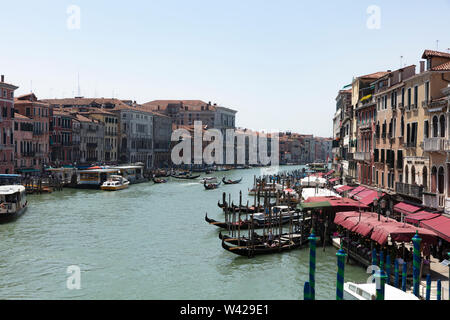 Blick entlang des Canal Grande von der Rialtobrücke mit Gondeln und Restaurants, Venedig, Italien Stockfoto