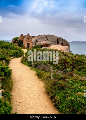 Ploumanach. Der alte Powder House, rosa Granit Küste, Perros Guirec, Cotes d'Armor, Frankreich Stockfoto